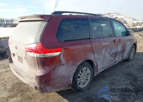 2013 Toyota Sienna Xle V6 8 Passenger z USA, uszkodzony, nr VIN 5TDYK3DC5DS370365